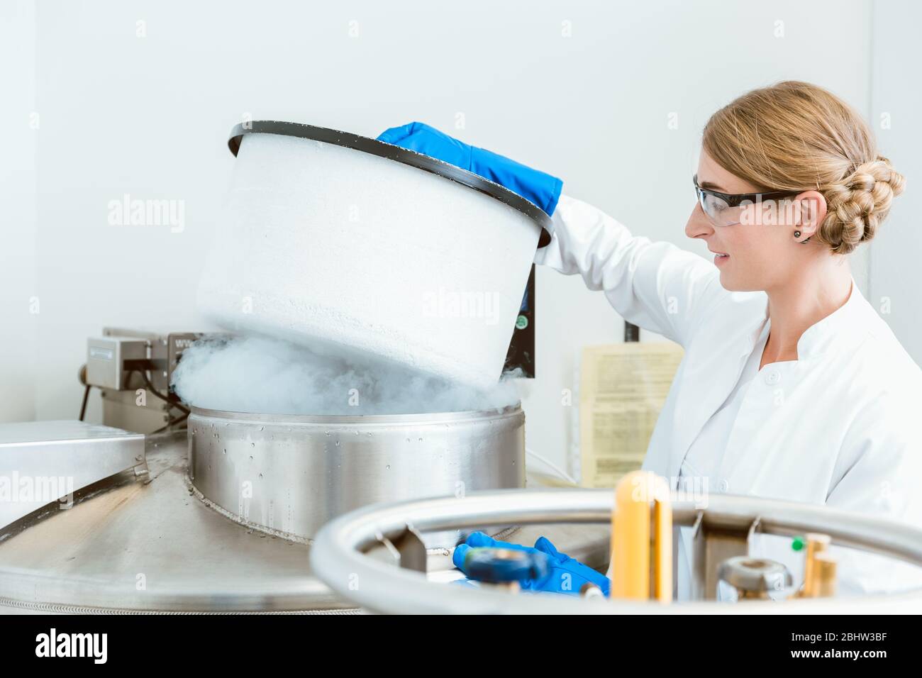 Wissenschaftler heben Maschine Deckel von Maschinen Stockfoto