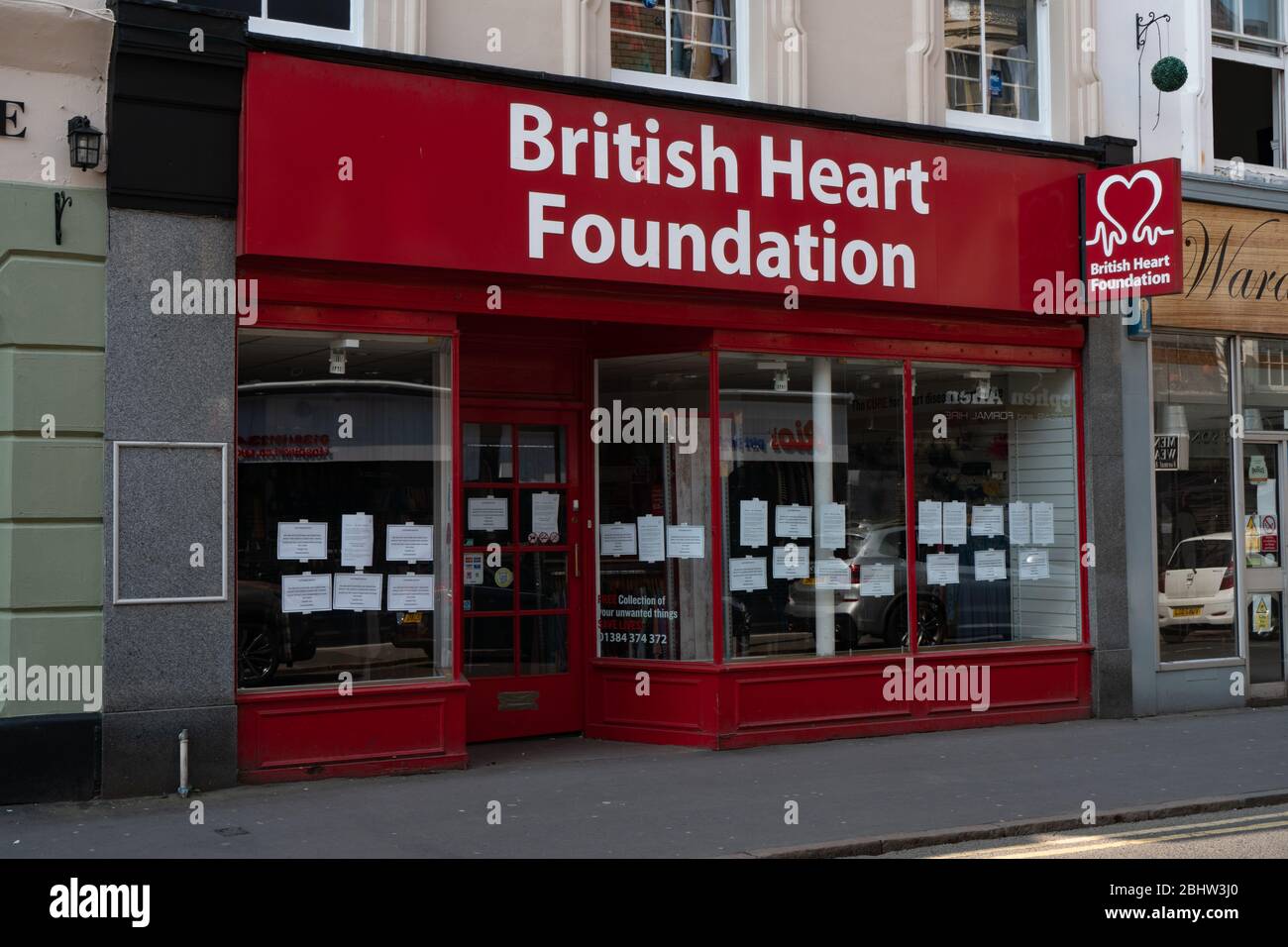 British Heart Foundation Charity Shop in Stourbridge High Street, wegen Coronavirus-Pandemie geschlossen. April 2020. GROSSBRITANNIEN Stockfoto