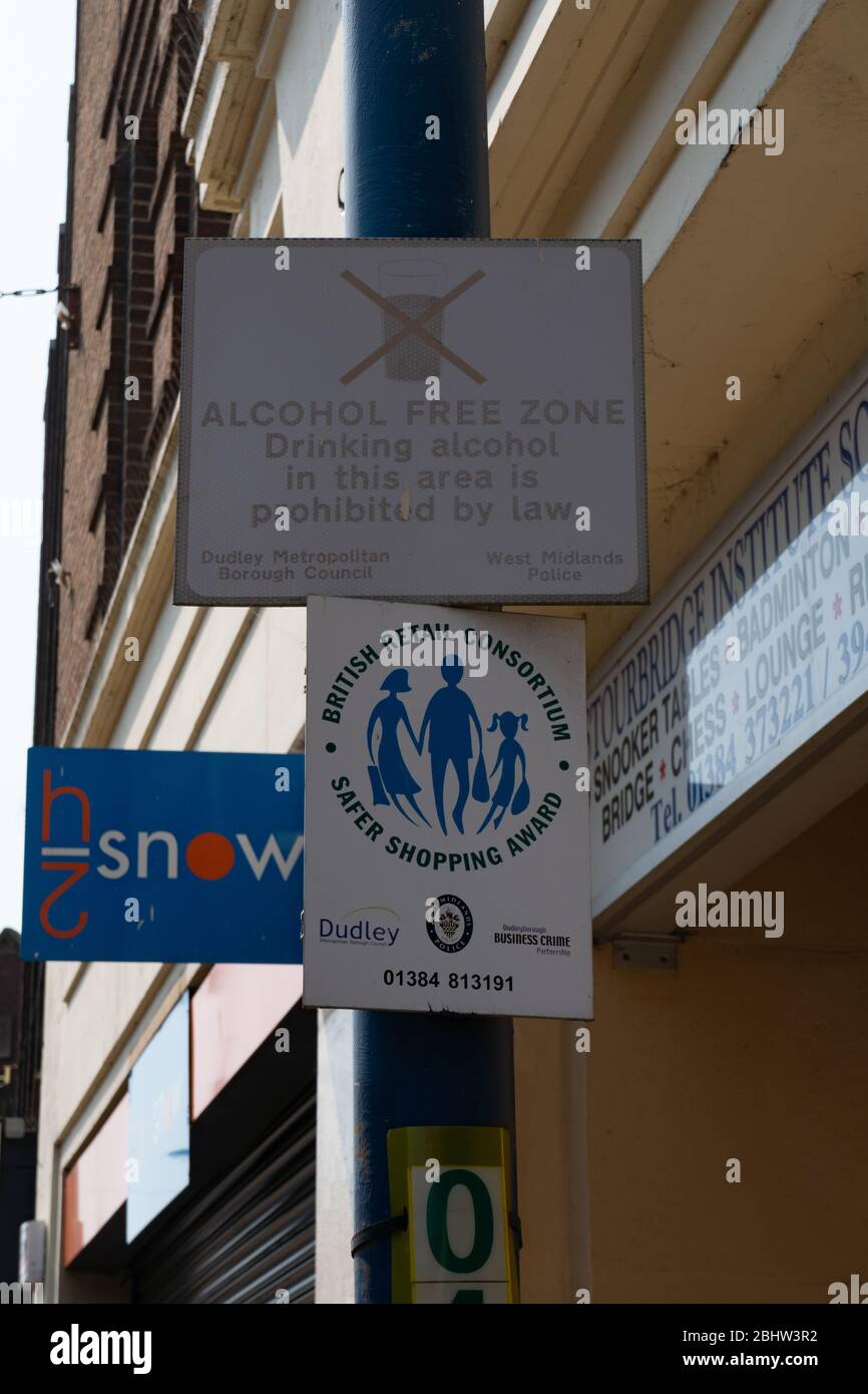 Schild für alkoholfreie Zone und Zeichen für das British Retail Consortium. Stourbridge. West Midlands, Großbritannien Stockfoto