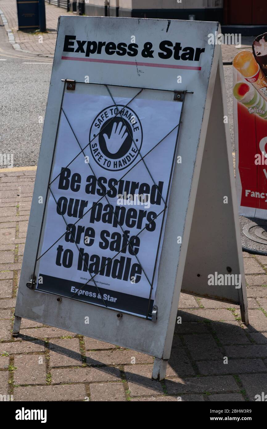 Express & Star Sandwich Board außerhalb Zeitungskioske mit Überschrift, dass die Zeitungen sicher zu handhaben sind. Covid-19 Pandemie. Stourbridge. April 2020 Stockfoto
