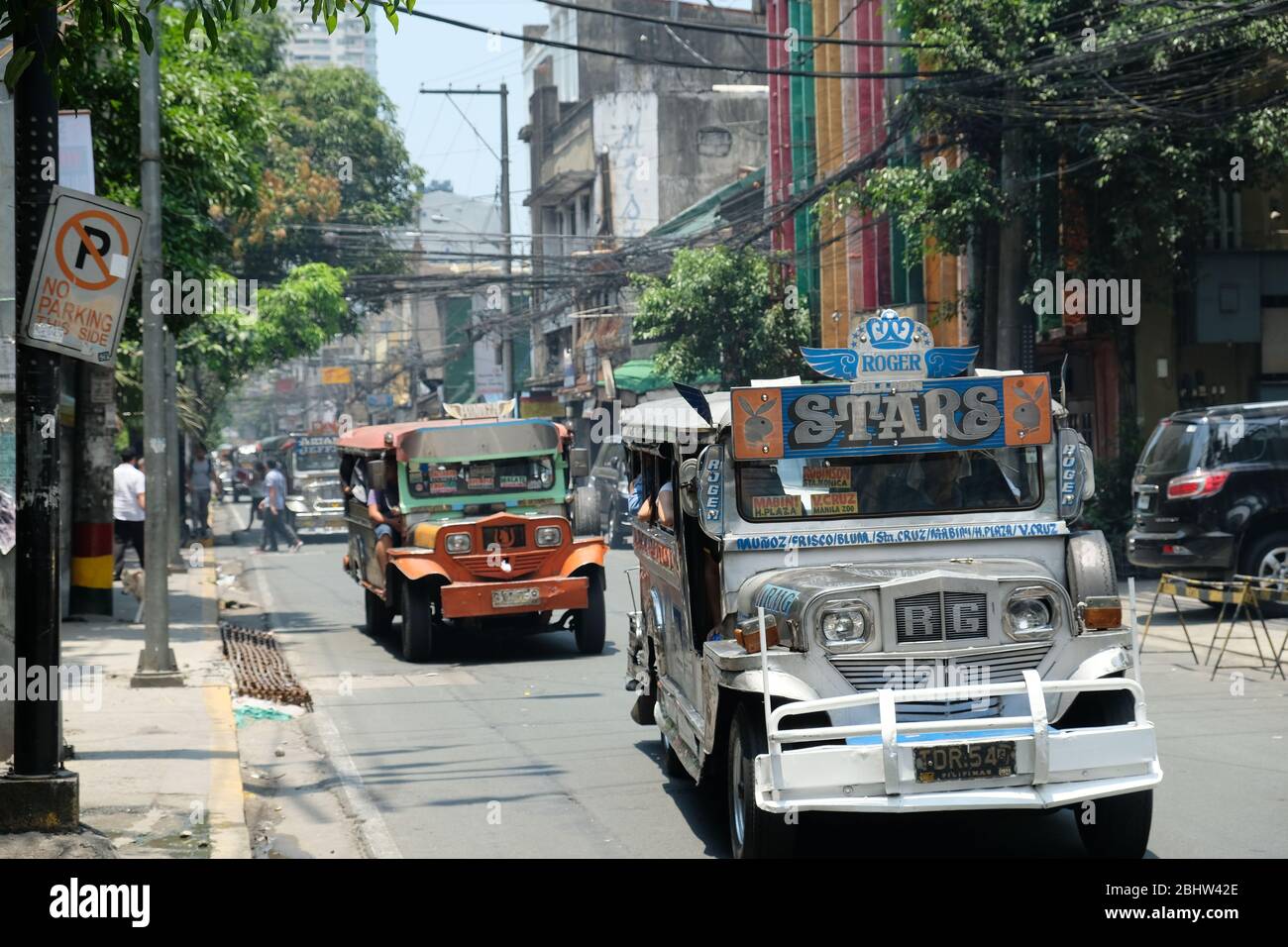 Manila Philippinen - farbenfrohe alte Jeepneys Stockfoto