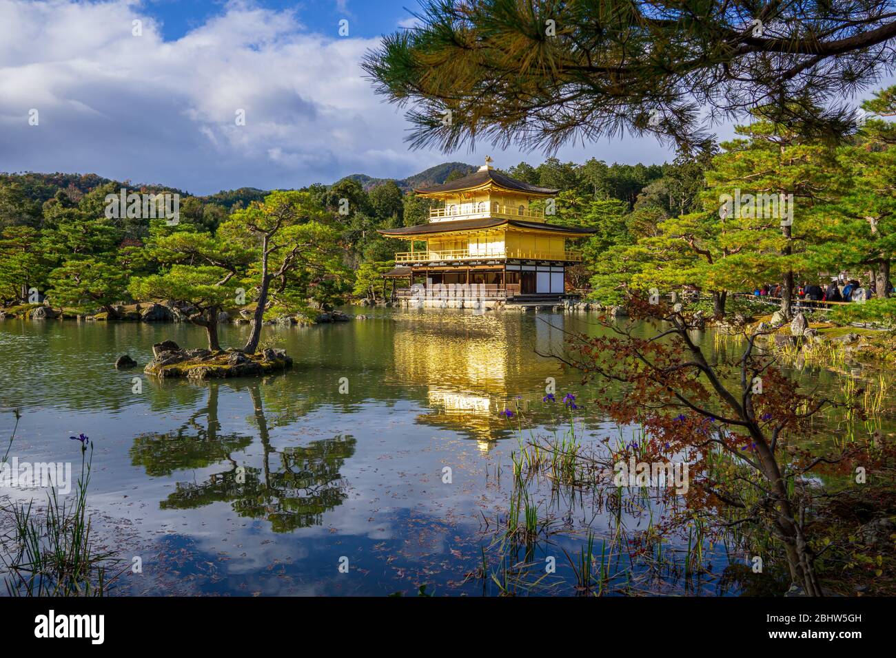 Kinkakuji Zen Buddhist Temple ist ein beeindruckendes Gebäude mit Blick auf einen großen Teich, bekannt als Altersruhesitz. Rokuonji ist der offizielle nam Stockfoto