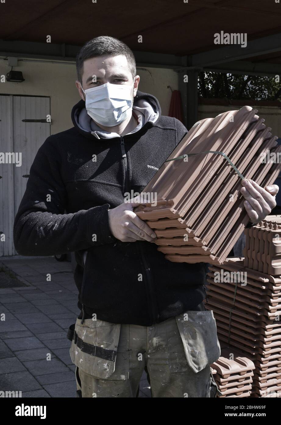 Roofer, der mit einer Maske arbeitet Stockfoto