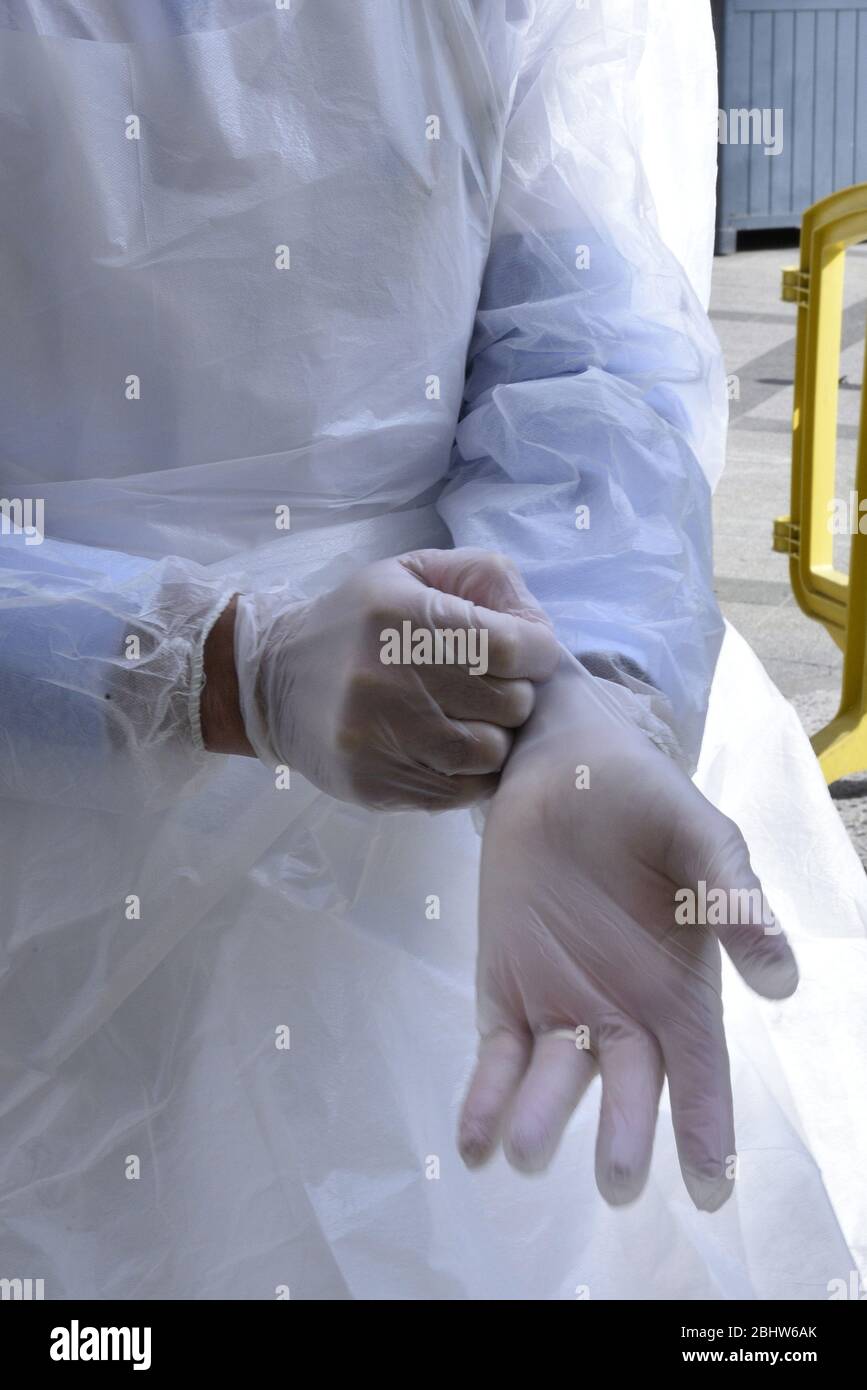 Mise de gants de Protection en vu d'un depistage du coronavirus Stockfoto