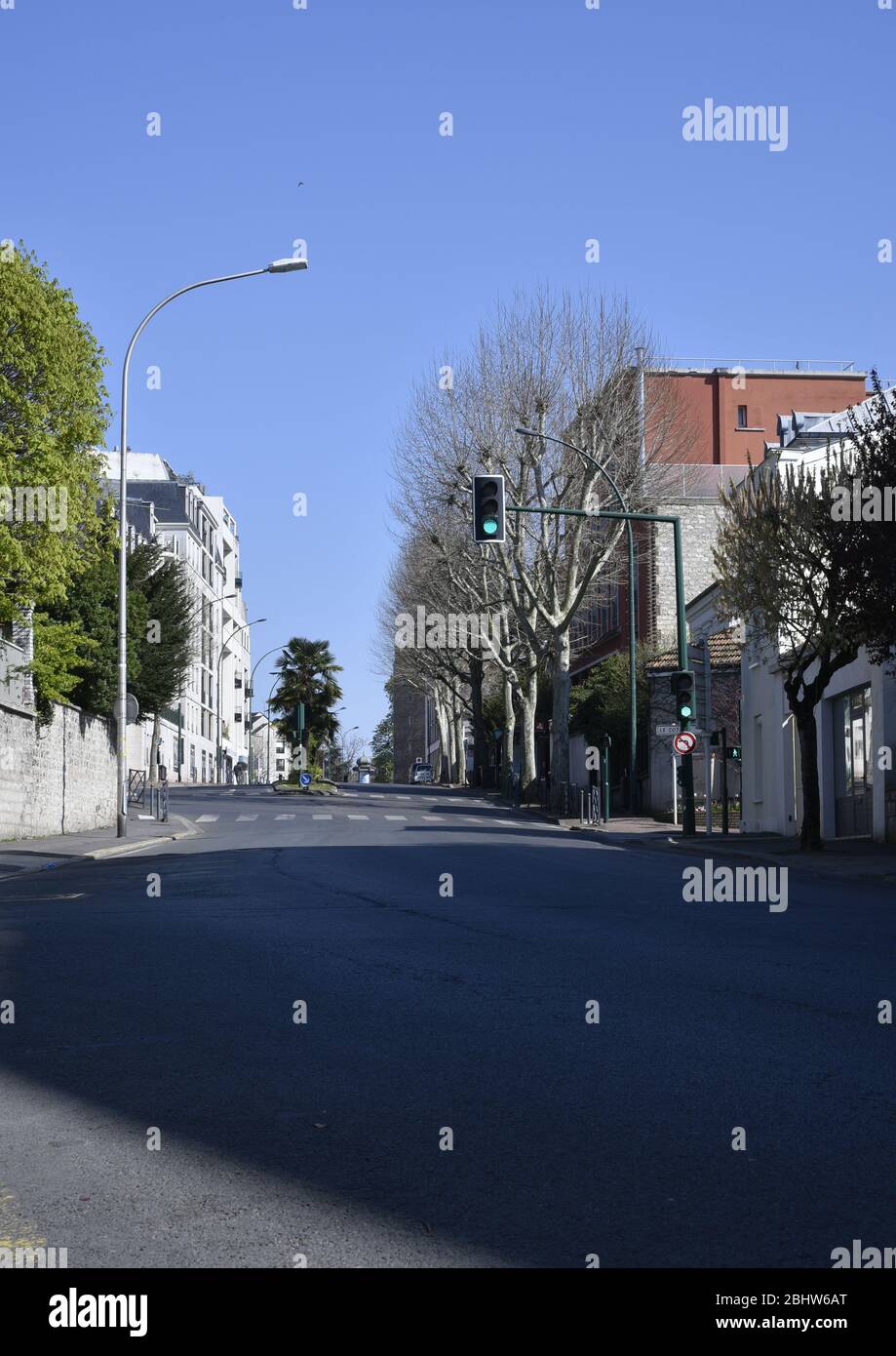 Leere Straße während des Pendels Stockfoto