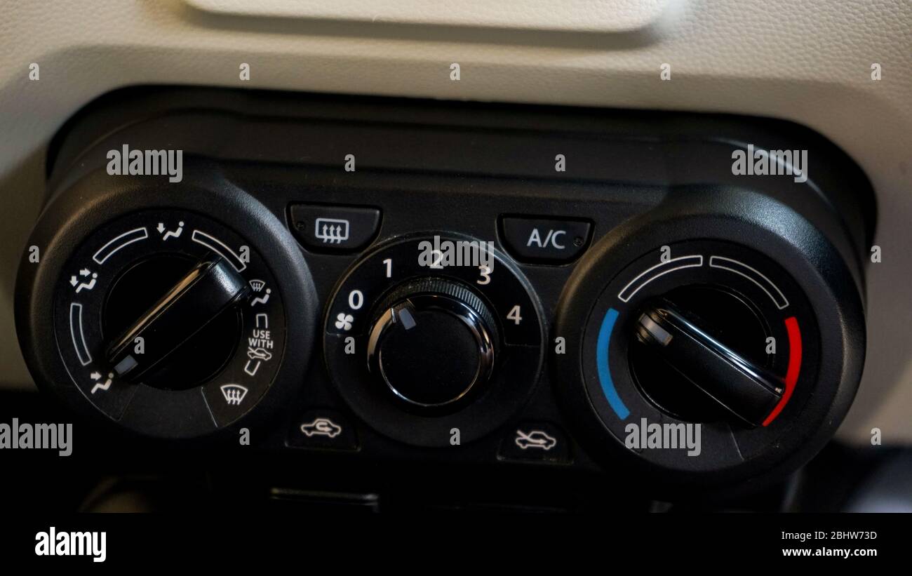 Die Taste für die Klimaanlage am Fahrzeug Stockfoto