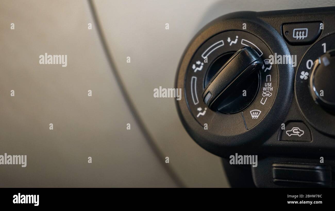 Die Taste für die Klimaanlage am Fahrzeug Stockfoto
