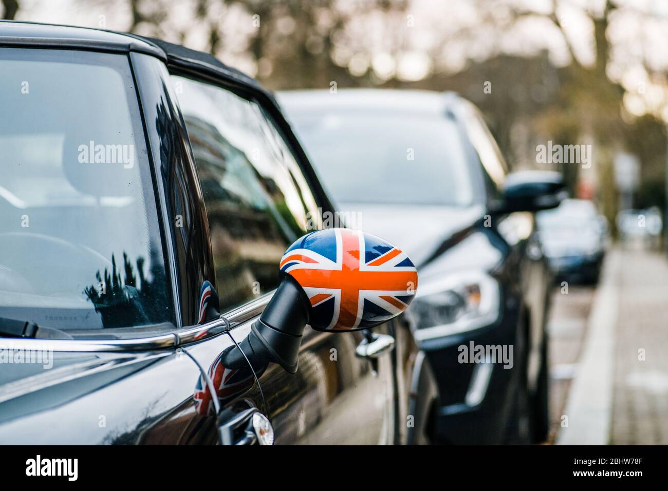 Paris, Frankreich - 28. Jan 2019: Britische Union Jack-Flagge auf dem Rückspiegel eines Mini Cooper-Autos - britische Symbolik Stockfoto