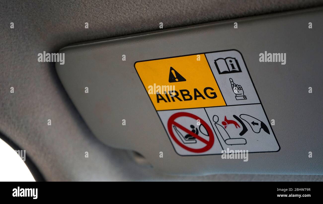 Sicherheitshinweise für Airbags am Fahrzeug Stockfoto