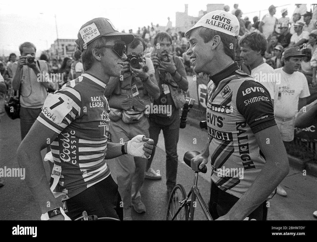 Die amerikanischen Radfahrer Greg Lemond, links, und Andy Hampsten beim Coors International Bicycle Classic Bike Race am 15. August 1985 in Denver, CO. Foto von Francis Specker Stockfoto