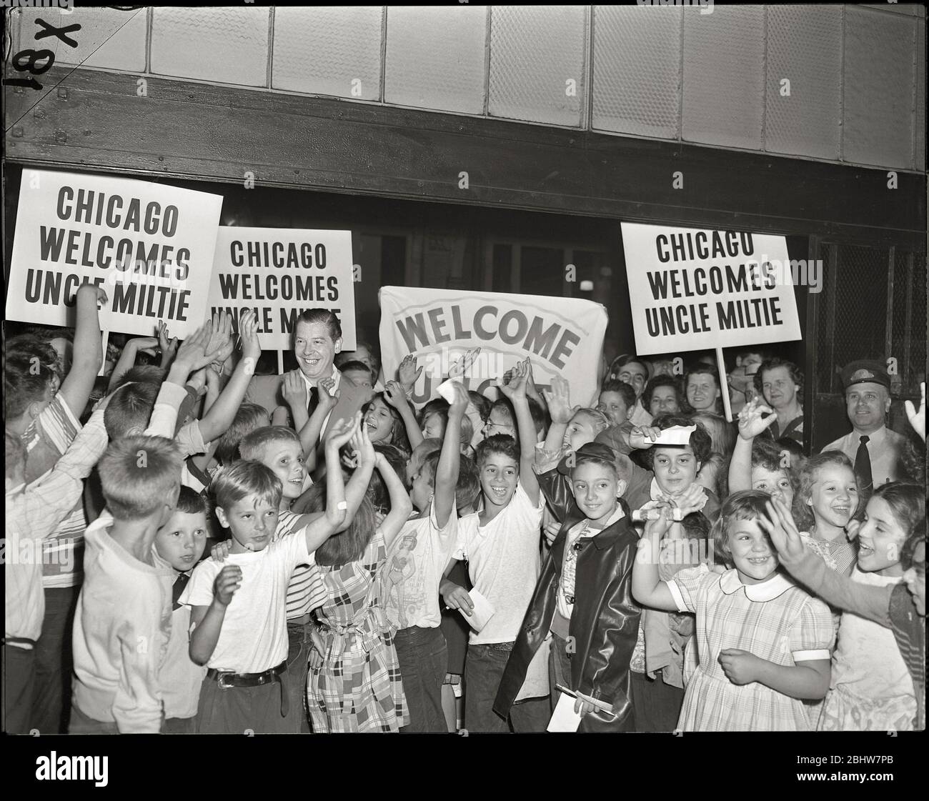 'Onkel Miltie' Milton Berle wurde von Hunderten von Kindern aus Chicago bei seiner Ankunft in Chicago für einen Auftritt im Chez Paree am 14. August 1952 begrüßt. Bild von 4x5 Zoll Negativ. Stockfoto