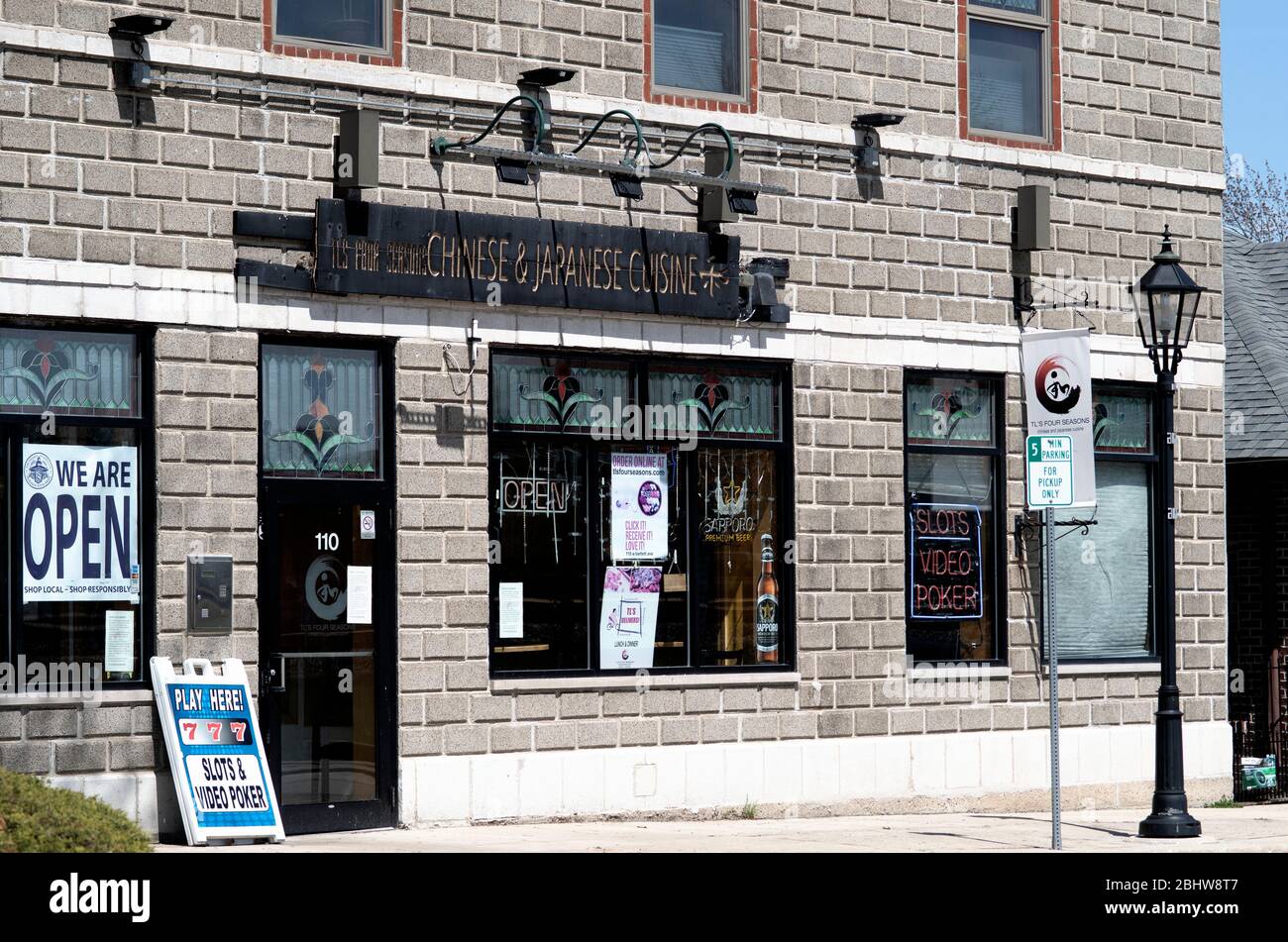 Bartlett, Illinois, USA. Ein Restaurant erinnert die Gäste anhand von Schildern daran, dass es während der Coronavirus-Pandemie, wenn auch nur begrenzt, geöffnet bleibt. Stockfoto