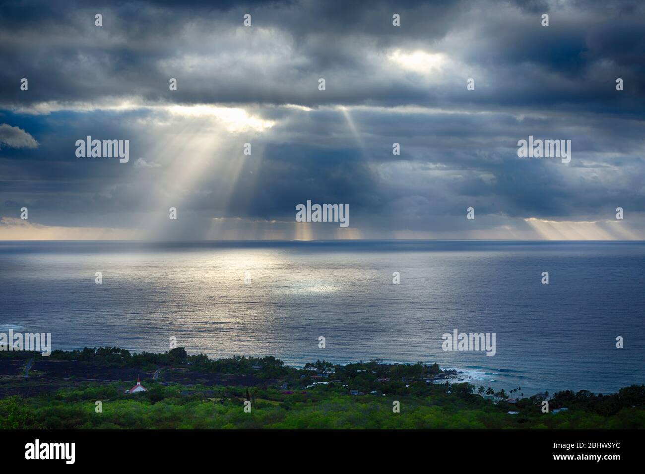Hand Gottes leuchtet durch Wolken über dem Pazifischen Ozean in Süd Kona, Hawaii. Stockfoto