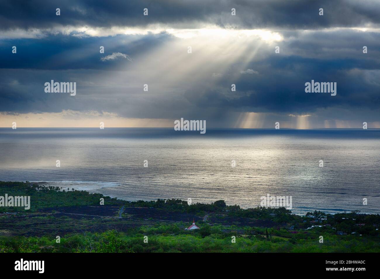 Hand Gottes leuchtet durch Wolken über dem Pazifischen Ozean in Süd Kona, Hawaii. Stockfoto