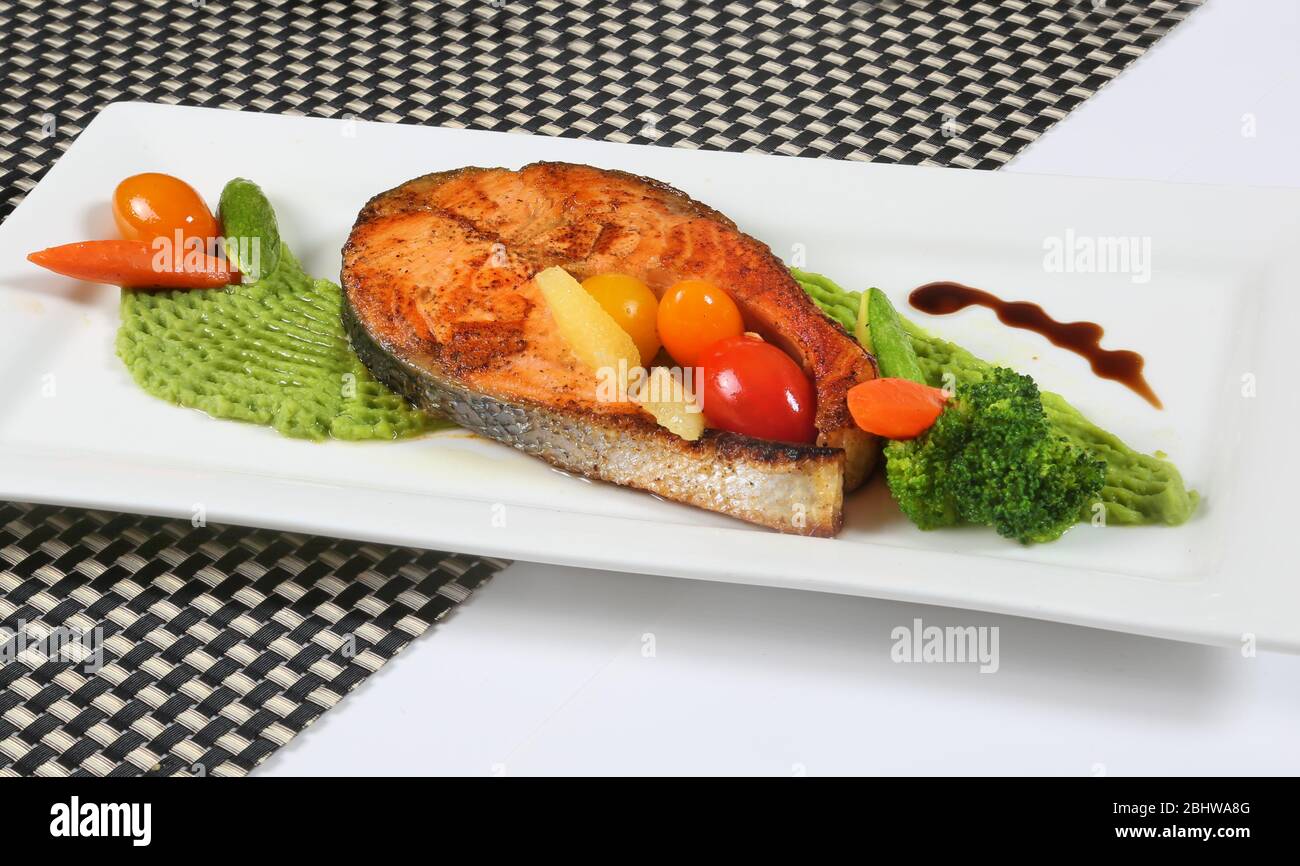 Gegrillte Lachsscheibe mit Avocado Stockfoto