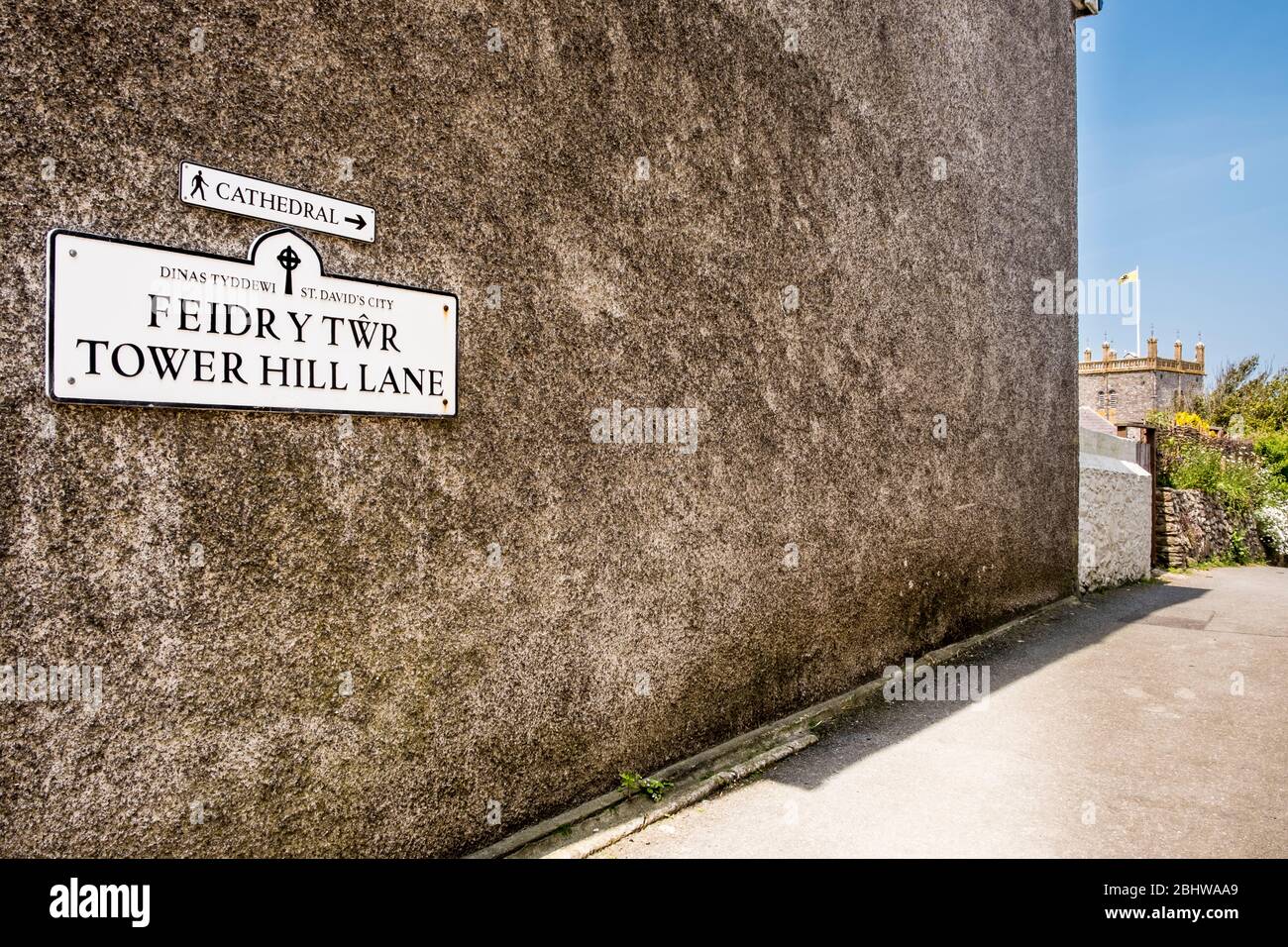 Straßenschild in Walisisch zur St Davids Cathedral, St Davids, Pembrokeshire, Wales, GB, Großbritannien Stockfoto