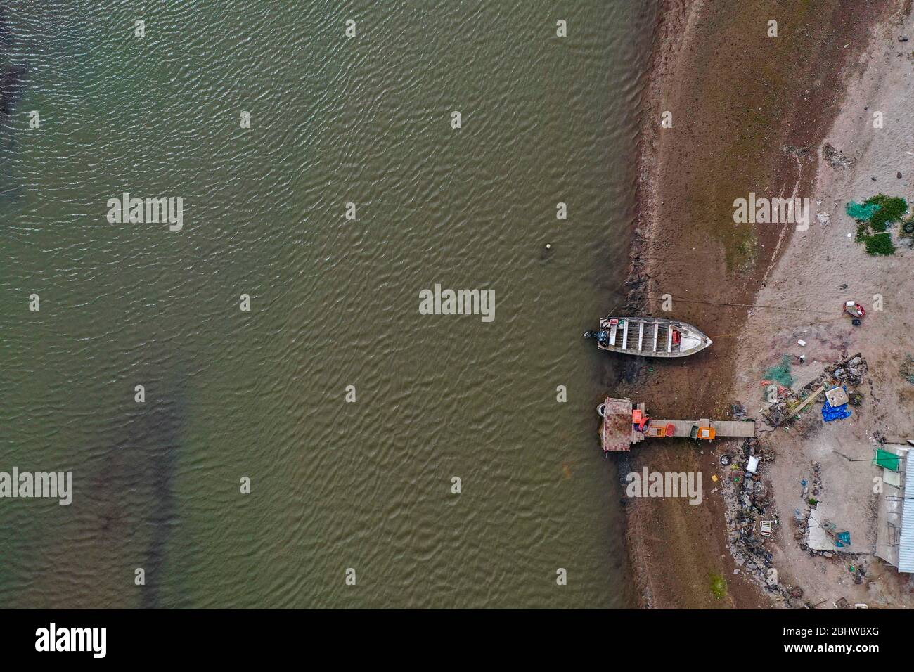 Luftaufnahme, Pangas und Fischerboot und strenge Dock am Ufer der Mündung und Strand der Fischergemeinde Tastiota Sonora, Mexiko. Sonora Wüste, Golf von Kalifornien. Luftaufnahme, Luftaufnahme. Fischernetze, Wasserkanäle. vista aerea cenital, pangas y bote de Pesca y muelle austero a la orilla del estero y playa de la comunidad de pescadores Tastiota Sonora, Mexiko. desierto de Sonora, golfo de California. Plano cenital, fotografia aerea. redes de Pesca, canales de agua, (Foto: LuisGutierrez/NortePhoto.com) Stockfoto