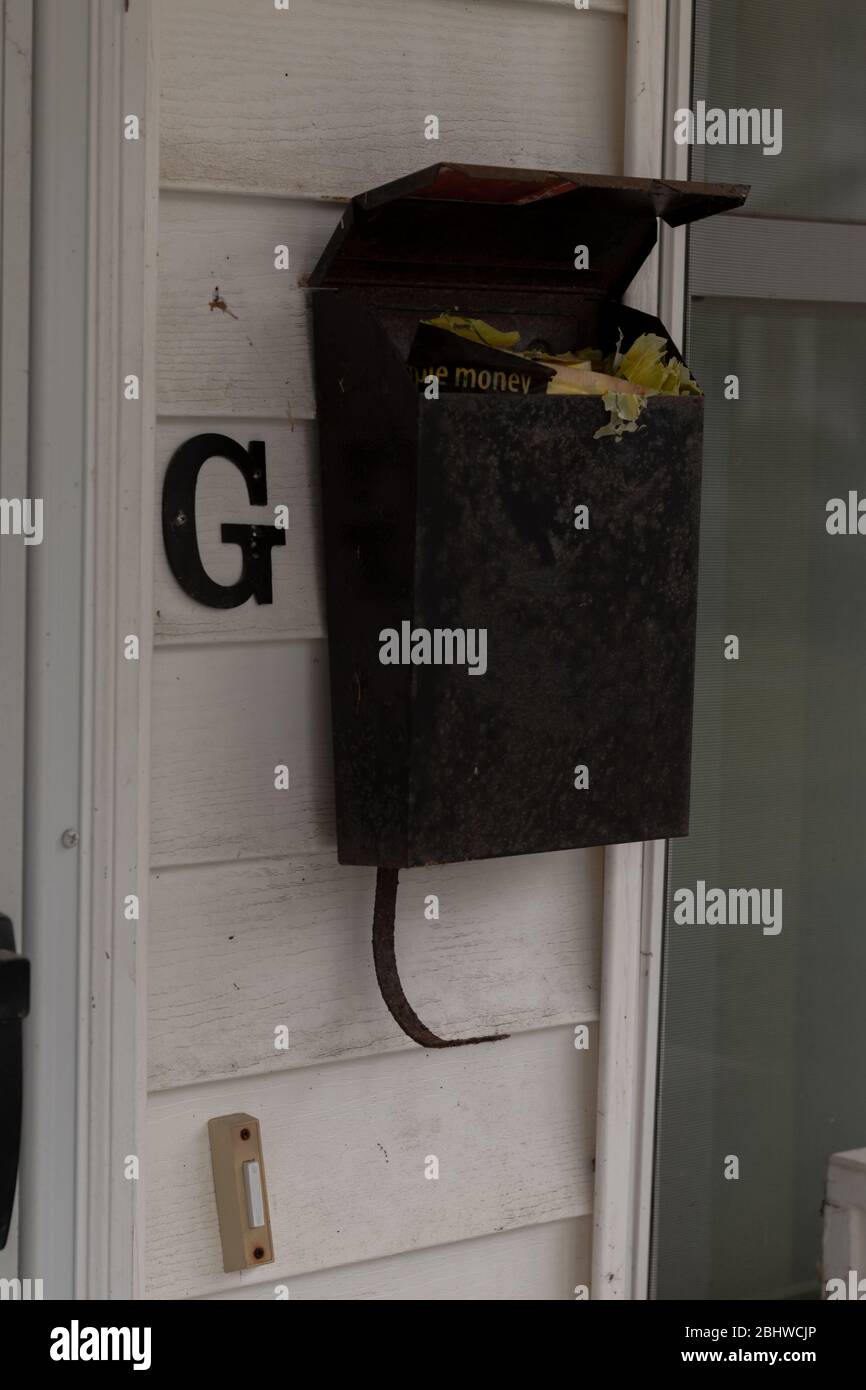 Newport News, VA/USA-16. März 2020: Alte Post in einem verlassenen Briefkasten in einem Viertel von Stadthäusern. Stockfoto