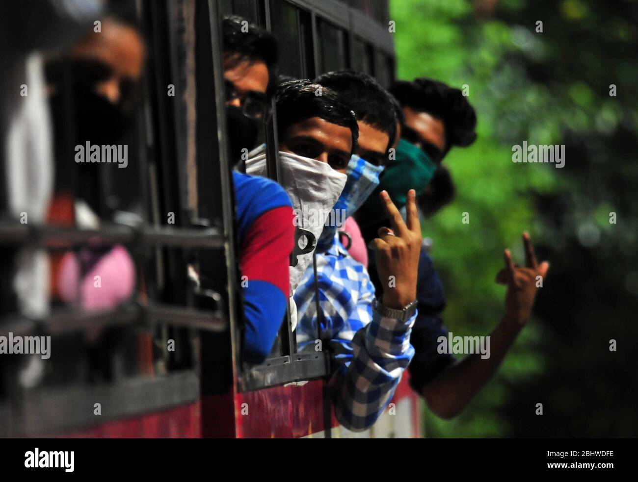 Prayagraj, Uttar Pradesh, Indien. April 2020. Gestrandete Studenten feuern auf, nachdem sie in den Bus eingefahren sind, als die von der Regierung geplanten Straßenbusse, die Studenten in ihre Heimatstadt schicken, während die Regierung am 28. April 2020 eine landesweite Sperre als vorbeugende Maßnahme gegen das Corona-Virus COVID-19 in allahabad verhängte. Zehntausende Migranten und ihre Familien zeigten sich in Bussen, die von Indiens bevölkerungsreichster Staat organisiert wurden, um ihre Heimatländer inmitten der Coronavirus-Pandemie zu bekommen. Kredit: Prabhat Kumar Verma/ZUMA Wire/Alamy Live News Stockfoto