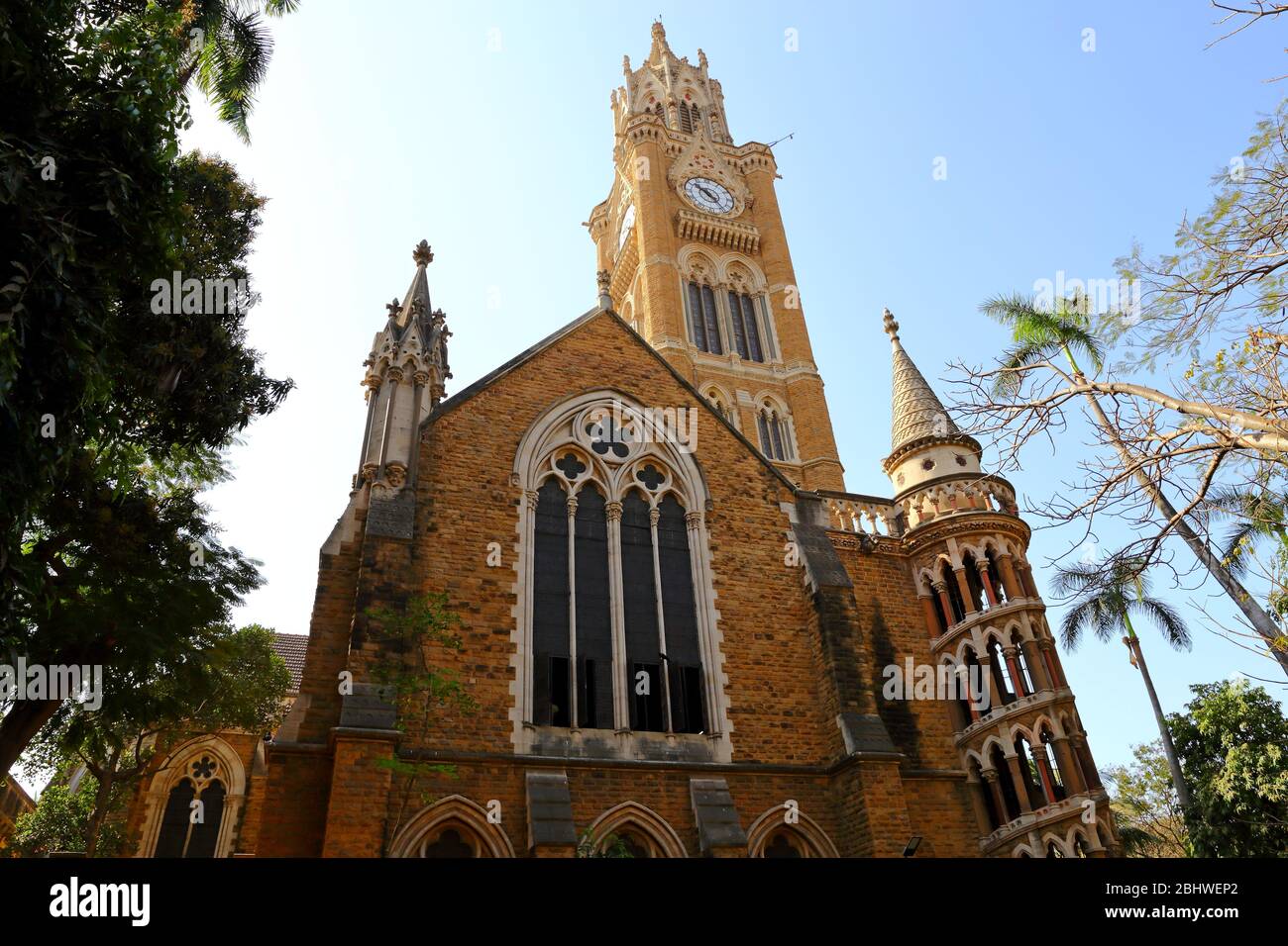 MUMBAI, INDIEN - 7. Februar 2019: Der viktorianische Rajabai Uhrturm der Mumbai University (früher Bombay) in Mumbai, Indien Stockfoto