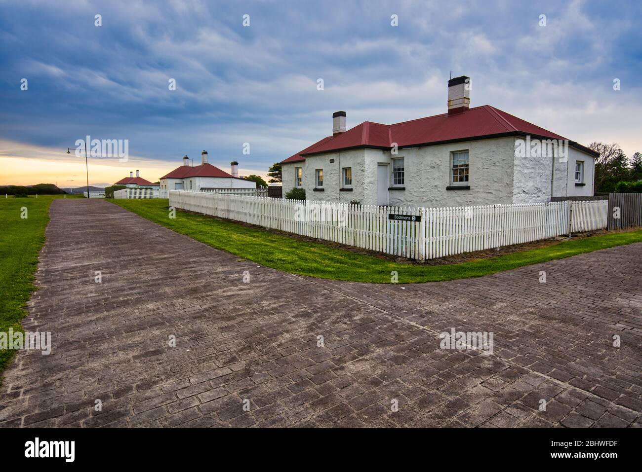 Weiß getünchte historische Häuser des denkmalgeschützten Kolonialdorfes in Low Head, Tasmanien in Australien. Stockfoto