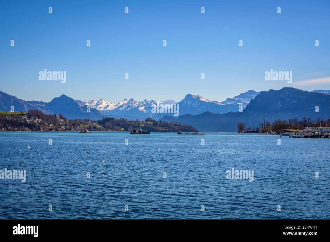 Blick vom Luzerner Quai auf den Vierwaldstättersee mit Bergpanorama, Luzern, Schweiz Stockfoto