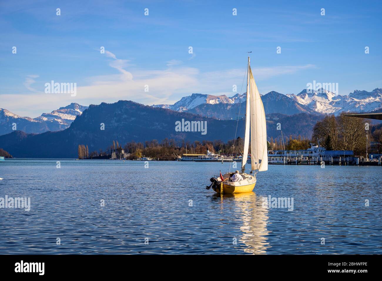Blick vom Luzerner Quai auf den Vierwaldstättersee mit Segelboot, Luzern, Schweiz Stockfoto