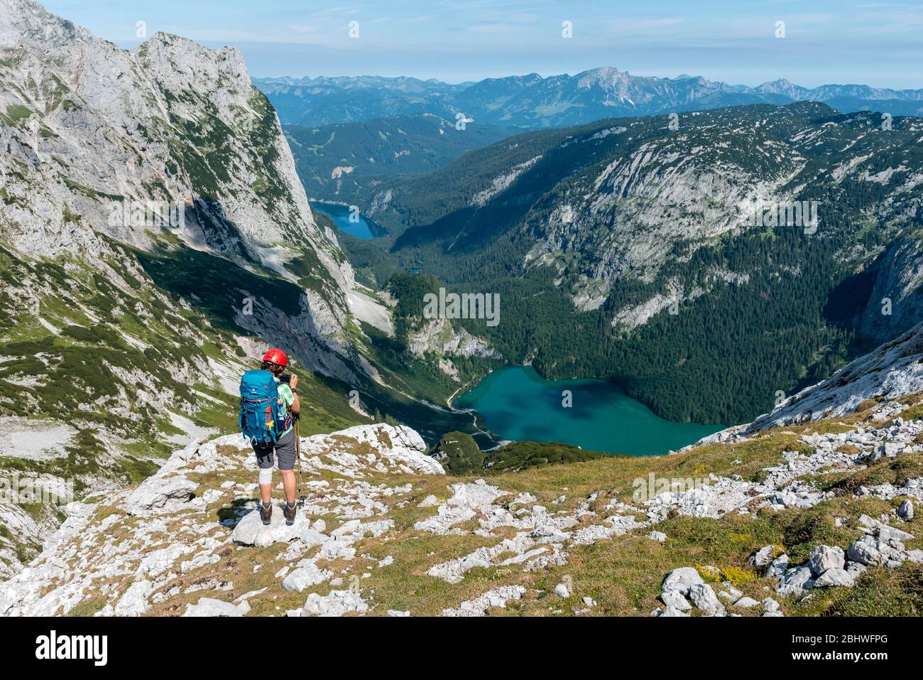 Wanderer auf dem Weg von Simonyhütte nach Adamekhütte, felsiges alpines Gelände, Hinterer und Vorderer Gosausee, Salzkammergut, Oberösterreich, Österreich Stockfoto