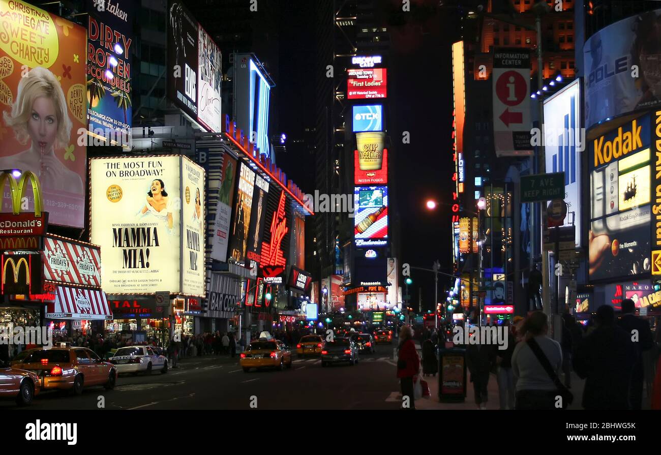 Broadway und Times Square New York in der Nacht vor der Fußgängerzone Stockfoto