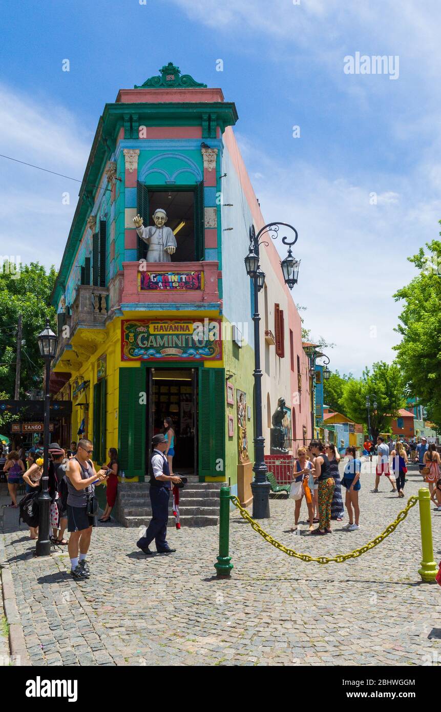 Buenos Aires, Argentinien, 28. Dezember 2015: Die bunten Farben von Caminito, dem bunten Straßenmuseum in La Boca in Buenos Aires, Argentinien - Stockfoto