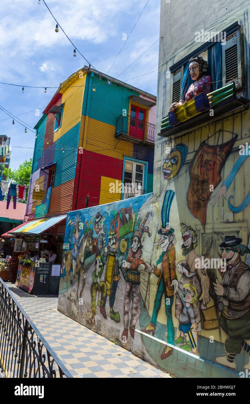 Buenos Aires, Argentinien, 28. Dezember 2015: Die bunten Farben von Caminito, dem bunten Straßenmuseum in La Boca in Buenos Aires, Argentinien - Stockfoto
