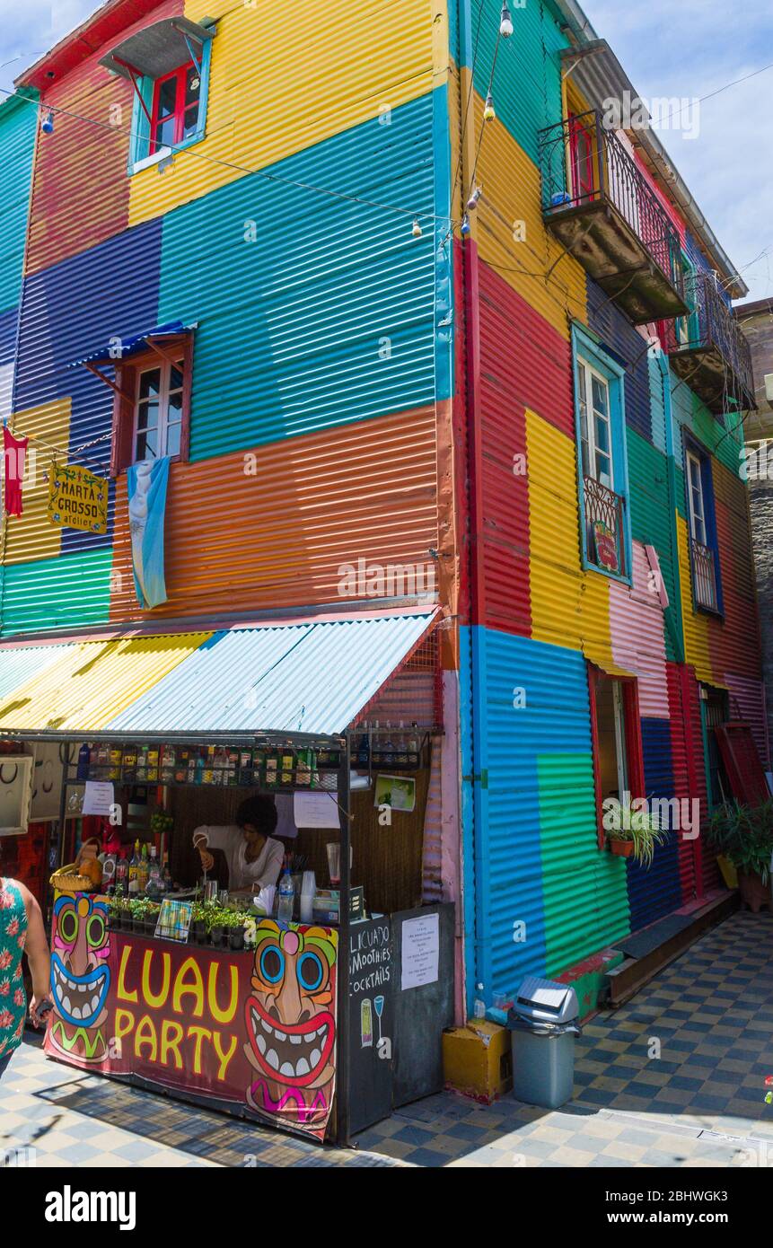 Buenos Aires, Argentinien, 28. Dezember 2015: Die bunten Farben von Caminito, dem bunten Straßenmuseum in La Boca in Buenos Aires, Argentinien - Stockfoto
