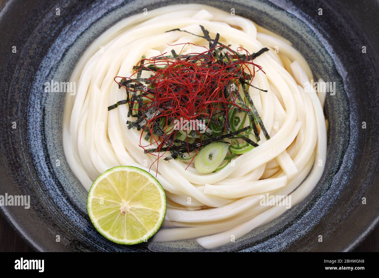 Japanische Zaru udon Nudeln in einem Teller mit Sojasoße Stockfoto