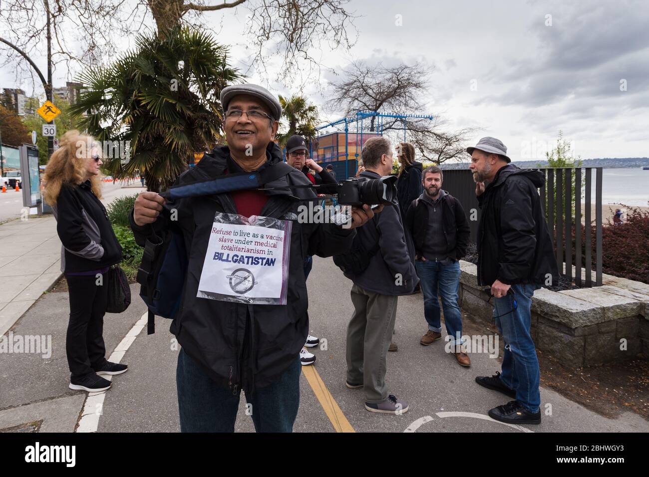 DOWNTOWN VANCOUVER, BC, KANADA - APR 26, 2020: Anti-Lockdown-Demonstranten marschieren in Trotz der Regierung verhängte Quarantäne-Maßnahmen, die ergriffen werden, um zu verlangsamen Stockfoto