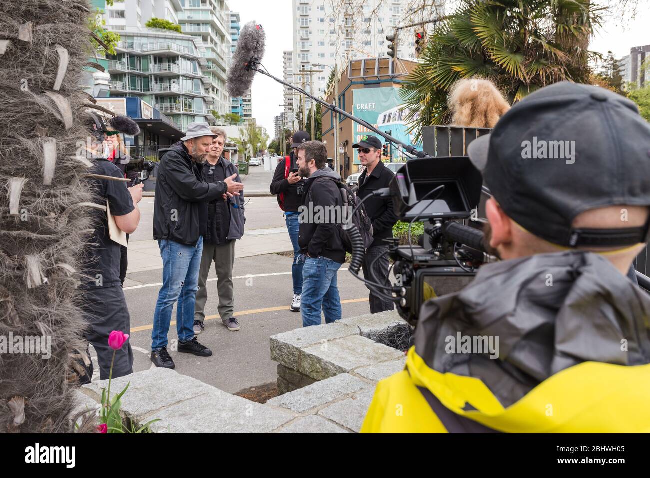 DOWNTOWN VANCOUVER, BC, KANADA - APR 26, 2020: Anti-Lockdown-Demonstranten marschieren in Trotz der Regierung verhängte Quarantäne-Maßnahmen, die ergriffen werden, um zu verlangsamen Stockfoto