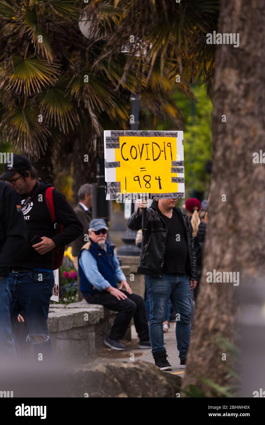 DOWNTOWN VANCOUVER, BC, KANADA - APR 26, 2020: Anti-Lockdown-Demonstranten marschieren in Trotz der Regierung verhängte Quarantäne-Maßnahmen, die ergriffen werden, um zu verlangsamen Stockfoto