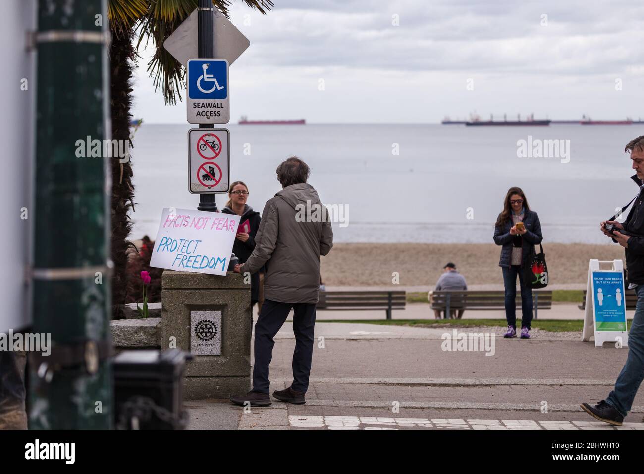 DOWNTOWN VANCOUVER, BC, KANADA - APR 26, 2020: Anti-Lockdown-Demonstranten marschieren in Trotz der Regierung verhängte Quarantäne-Maßnahmen, die ergriffen werden, um zu verlangsamen Stockfoto