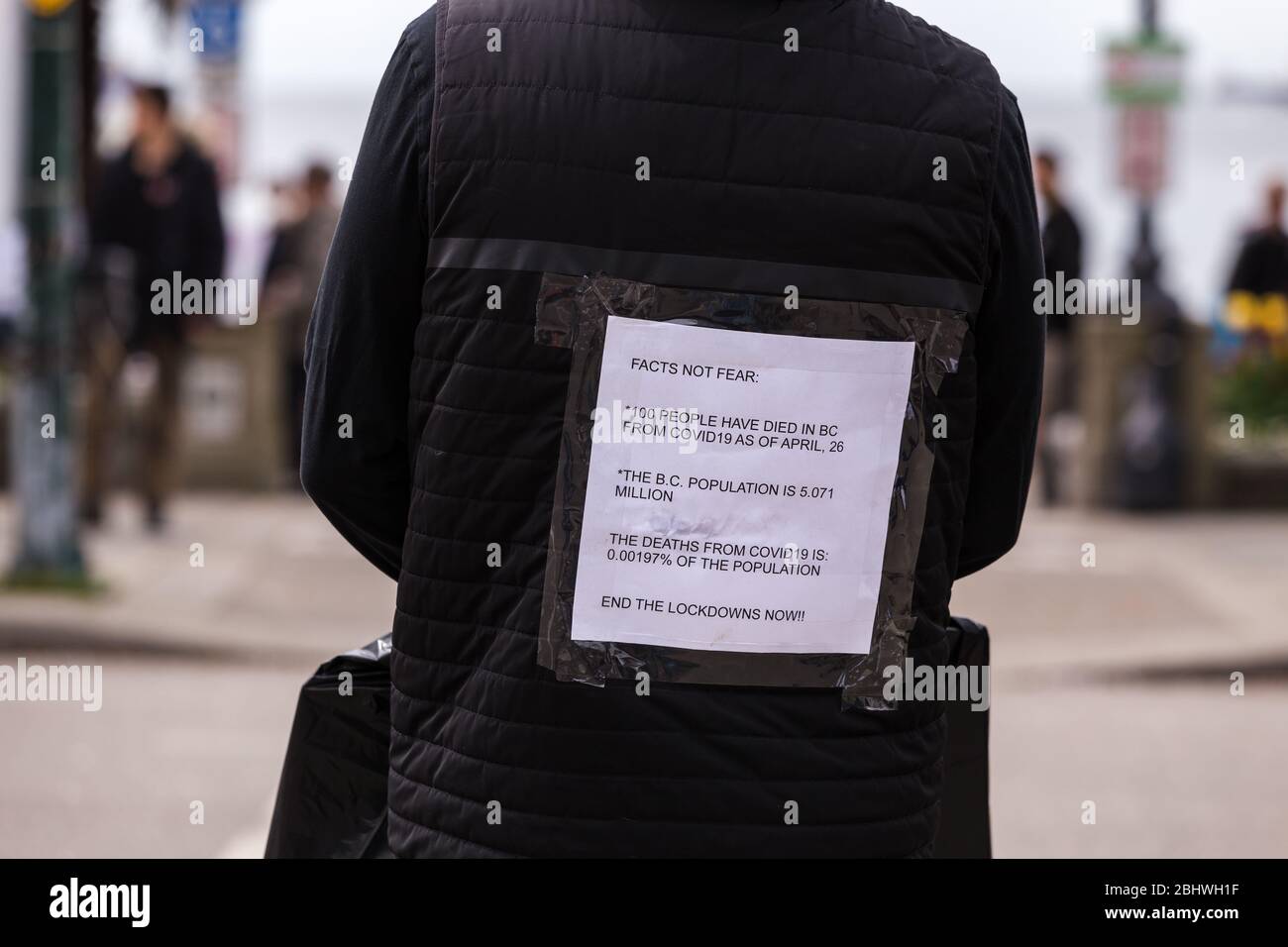 DOWNTOWN VANCOUVER, BC, KANADA - APR 26, 2020: Anti-Lockdown-Demonstranten marschieren in Trotz der Regierung verhängte Quarantäne-Maßnahmen, die ergriffen werden, um zu verlangsamen Stockfoto
