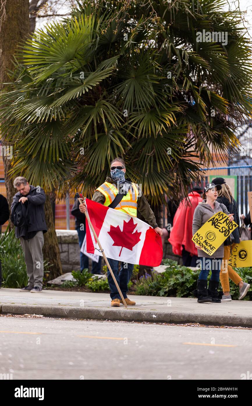 DOWNTOWN VANCOUVER, BC, KANADA - APR 26, 2020: Anti-Lockdown-Demonstranten marschieren in Trotz der Regierung verhängte Quarantäne-Maßnahmen, die ergriffen werden, um zu verlangsamen Stockfoto