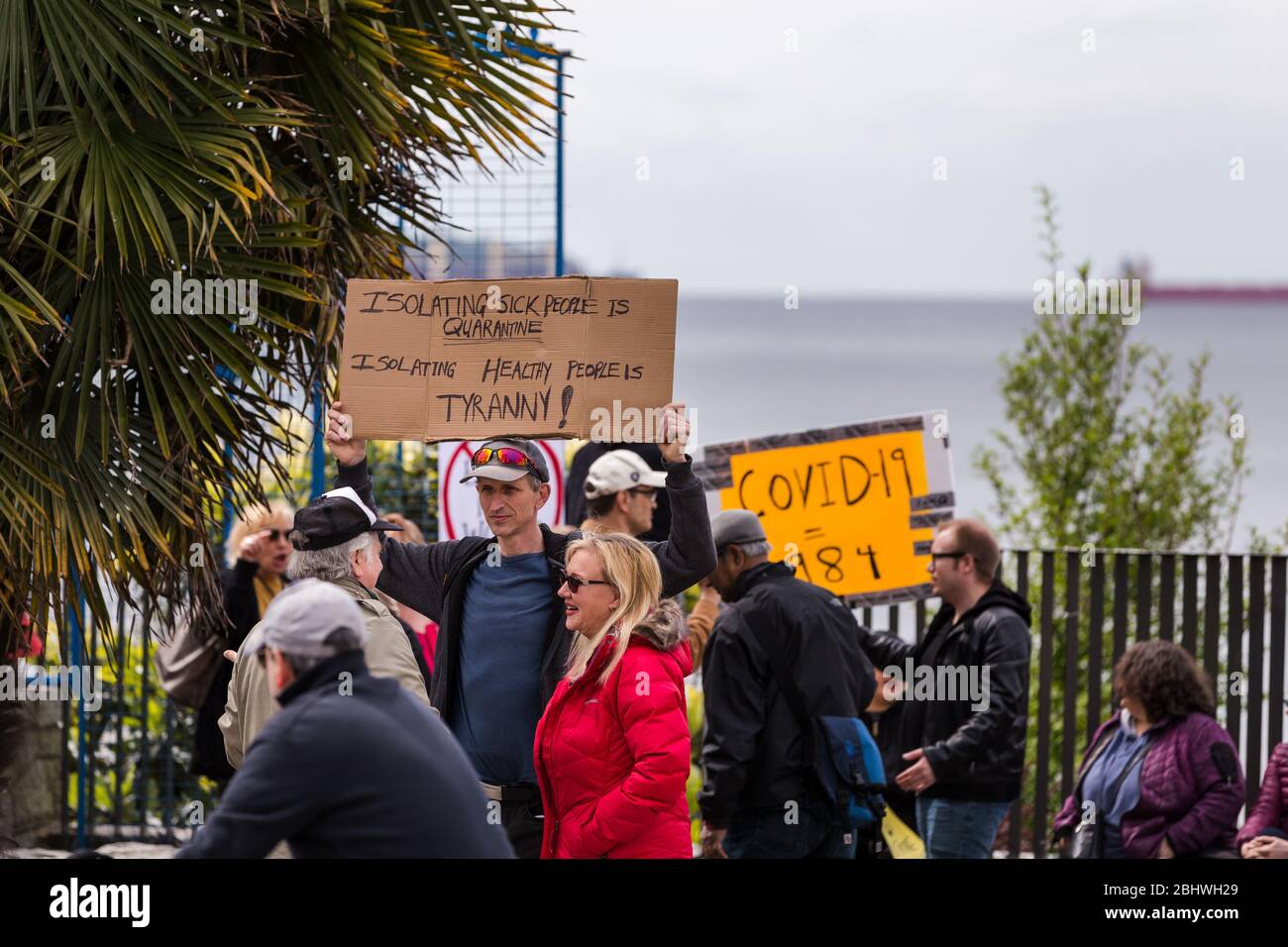 DOWNTOWN VANCOUVER, BC, KANADA - APR 26, 2020: Anti-Lockdown-Demonstranten marschieren in Trotz der Regierung verhängte Quarantäne-Maßnahmen, die ergriffen werden, um zu verlangsamen Stockfoto
