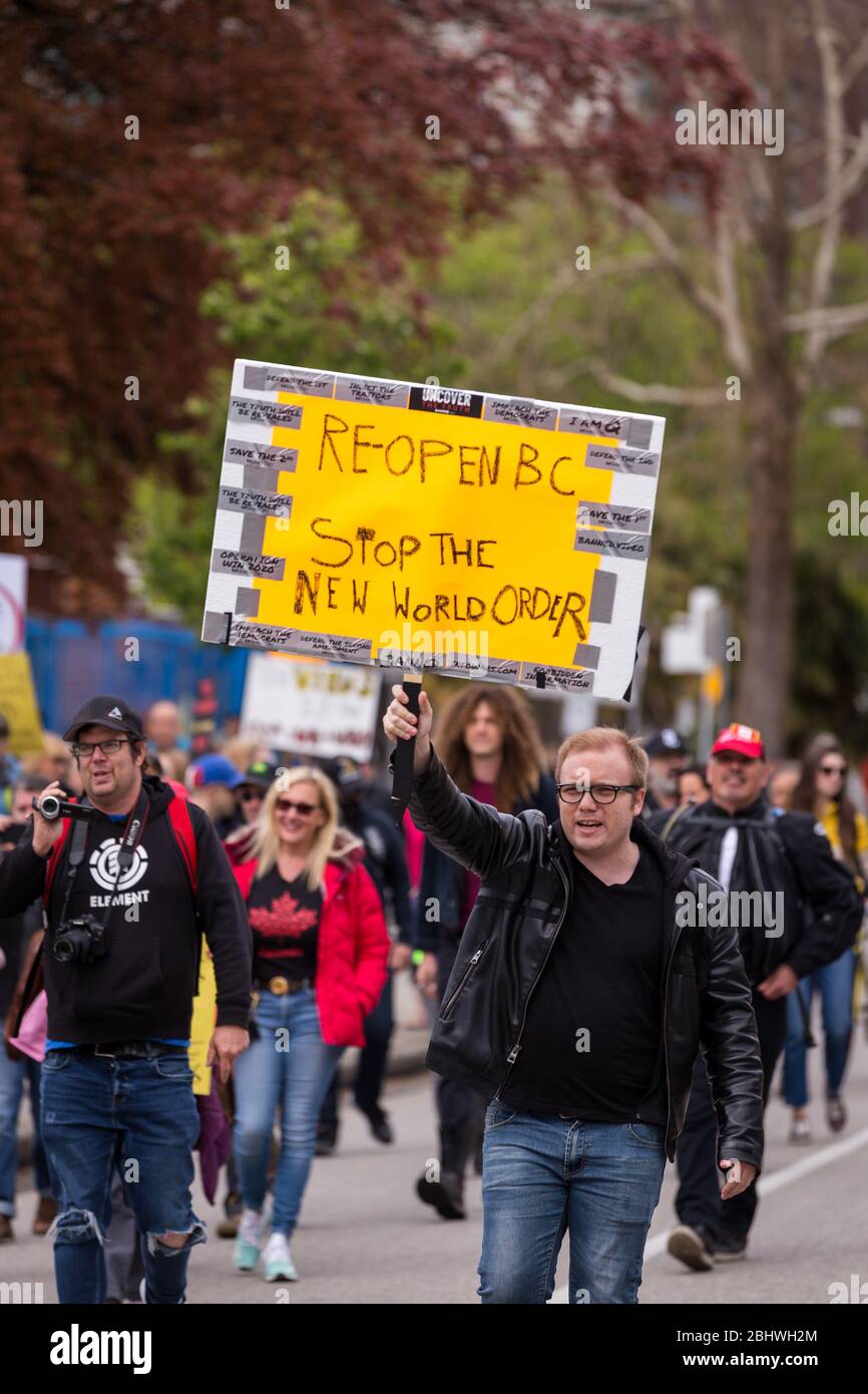 DOWNTOWN VANCOUVER, BC, KANADA - APR 26, 2020: Anti-Lockdown-Demonstranten marschieren in Trotz der Regierung verhängte Quarantäne-Maßnahmen, die ergriffen werden, um zu verlangsamen Stockfoto