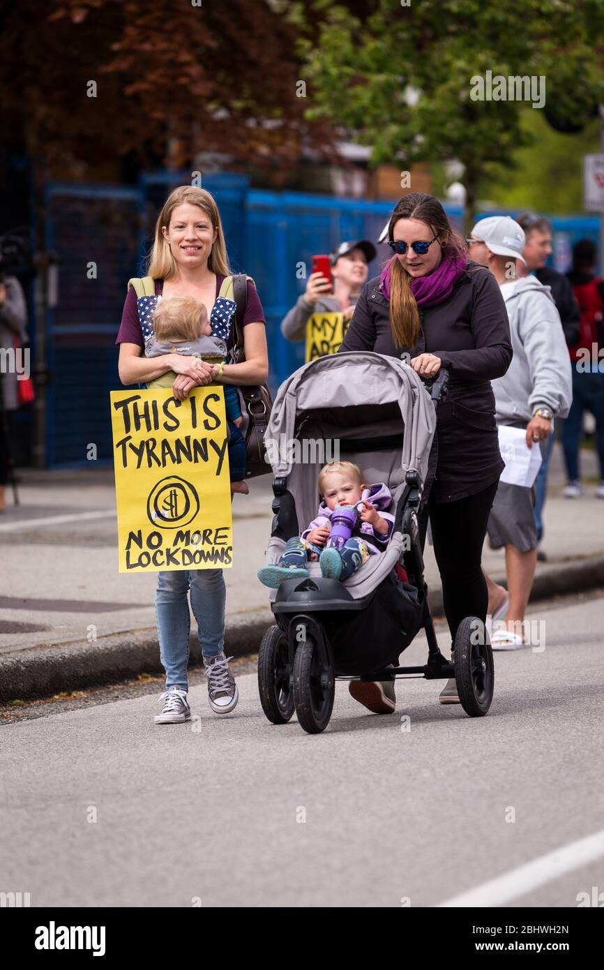 DOWNTOWN VANCOUVER, BC, KANADA - APR 26, 2020: Anti-Lockdown-Demonstranten marschieren in Trotz der Regierung verhängte Quarantäne-Maßnahmen, die ergriffen werden, um zu verlangsamen Stockfoto
