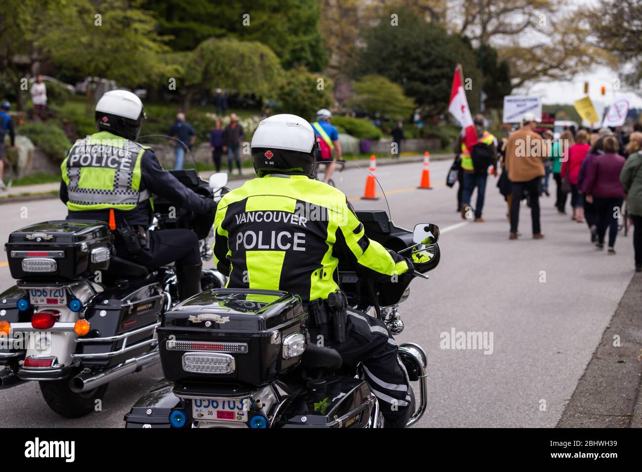 DOWNTOWN VANCOUVER, BC, KANADA - APR 26, 2020: Anti-Lockdown-Demonstranten marschieren in Trotz der Regierung verhängte Quarantäne-Maßnahmen, die ergriffen werden, um zu verlangsamen Stockfoto