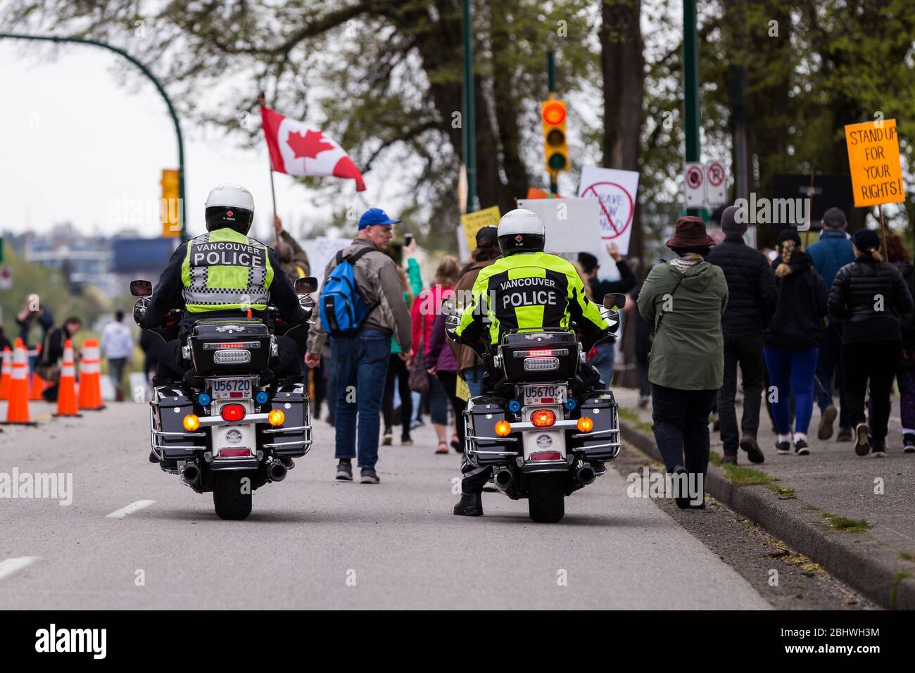 DOWNTOWN VANCOUVER, BC, KANADA - APR 26, 2020: Anti-Lockdown-Demonstranten marschieren in Trotz der Regierung verhängte Quarantäne-Maßnahmen, die ergriffen werden, um zu verlangsamen Stockfoto
