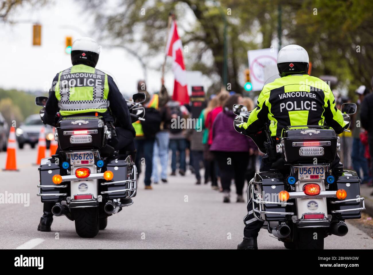 DOWNTOWN VANCOUVER, BC, KANADA - APR 26, 2020: Anti-Lockdown-Demonstranten marschieren in Trotz der Regierung verhängte Quarantäne-Maßnahmen, die ergriffen werden, um zu verlangsamen Stockfoto