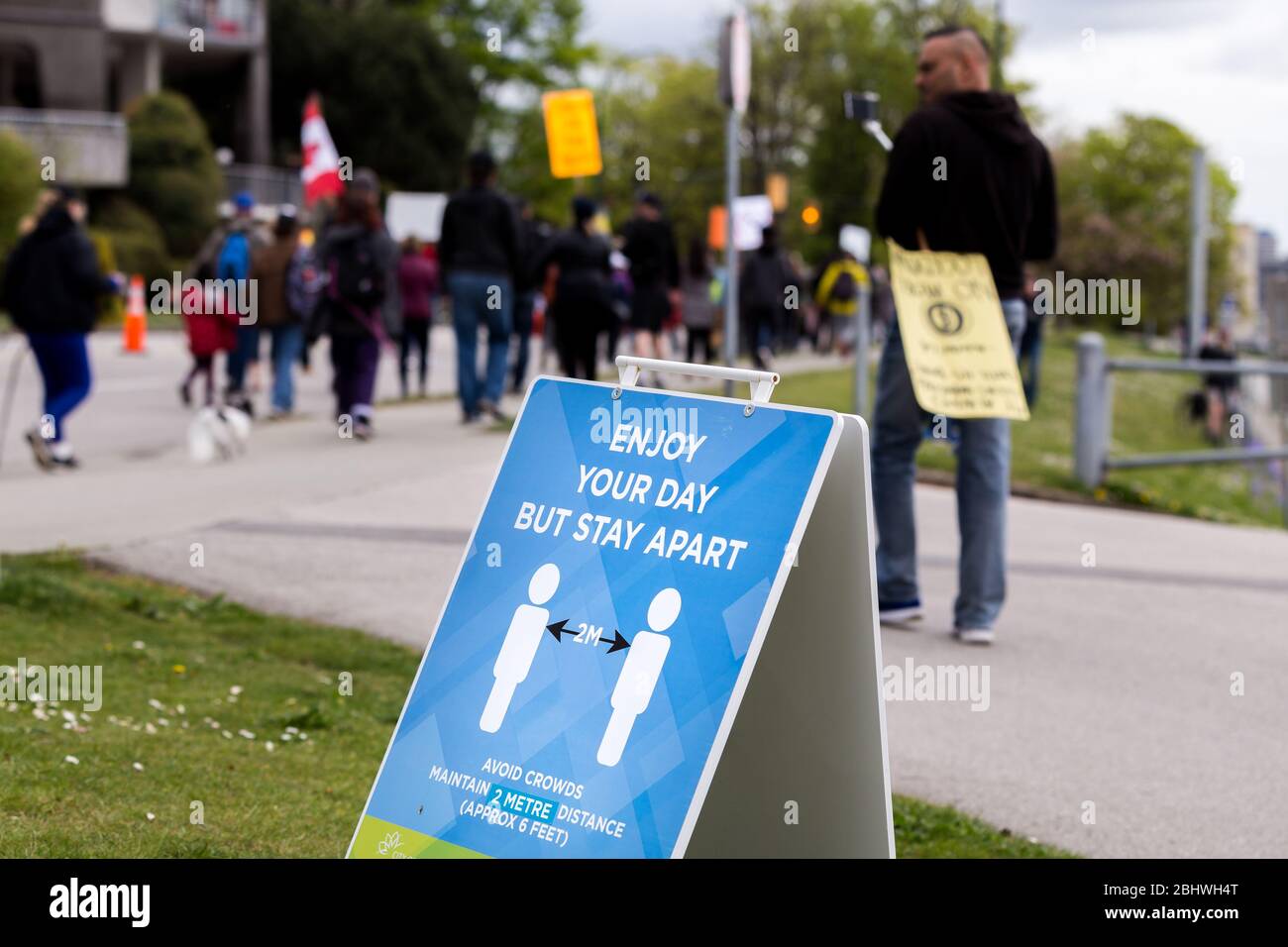DOWNTOWN VANCOUVER, BC, KANADA - APR 26, 2020: Anti-Lockdown-Demonstranten marschieren in Trotz der Regierung verhängte Quarantäne-Maßnahmen, die ergriffen werden, um zu verlangsamen Stockfoto