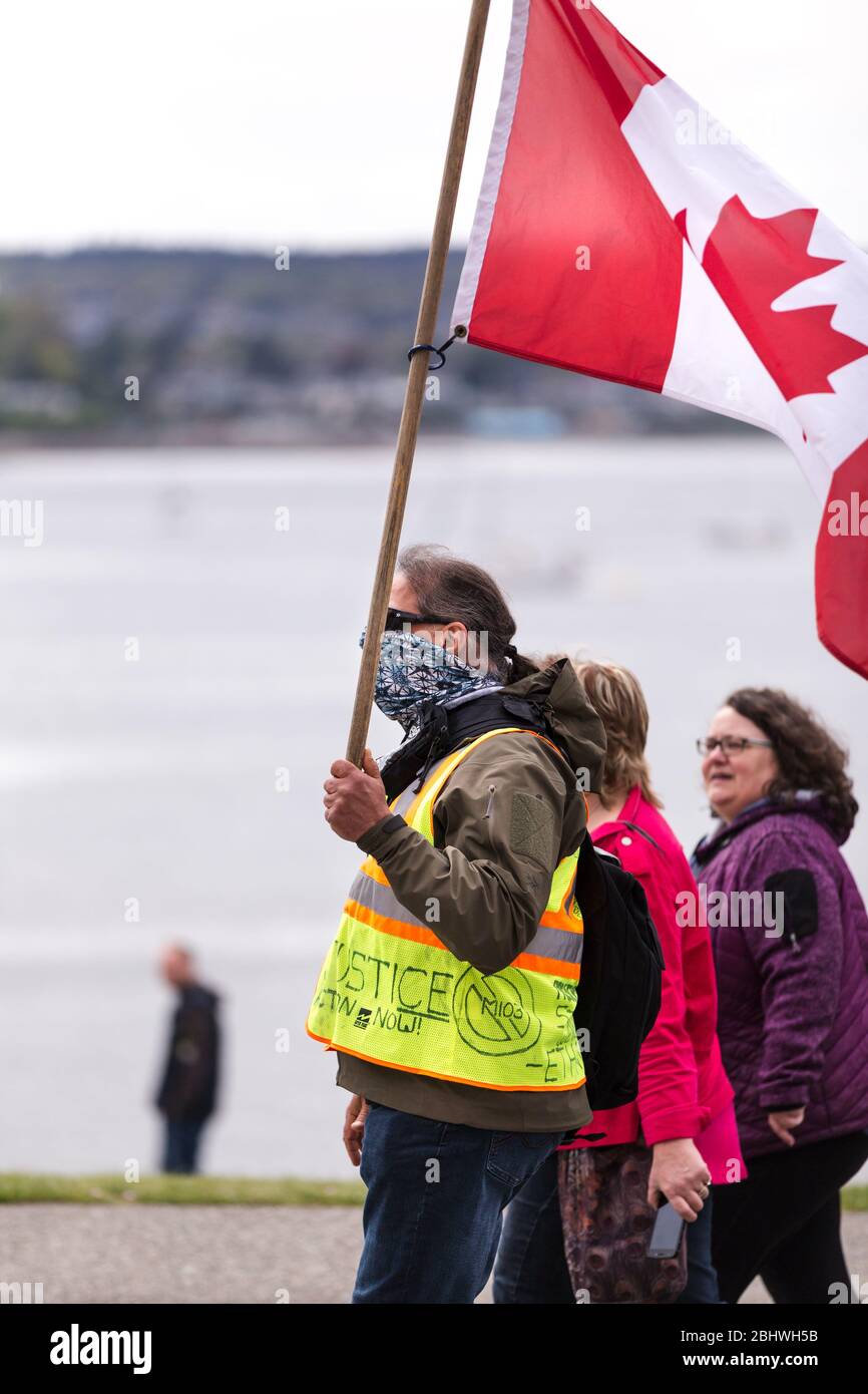 DOWNTOWN VANCOUVER, BC, KANADA - APR 26, 2020: Anti-Lockdown-Demonstranten marschieren in Trotz der Regierung verhängte Quarantäne-Maßnahmen, die ergriffen werden, um zu verlangsamen Stockfoto