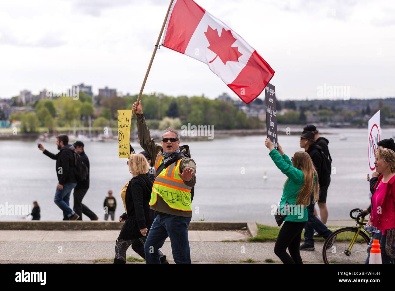 DOWNTOWN VANCOUVER, BC, KANADA - APR 26, 2020: Anti-Lockdown-Demonstranten marschieren in Trotz der Regierung verhängte Quarantäne-Maßnahmen, die ergriffen werden, um zu verlangsamen Stockfoto