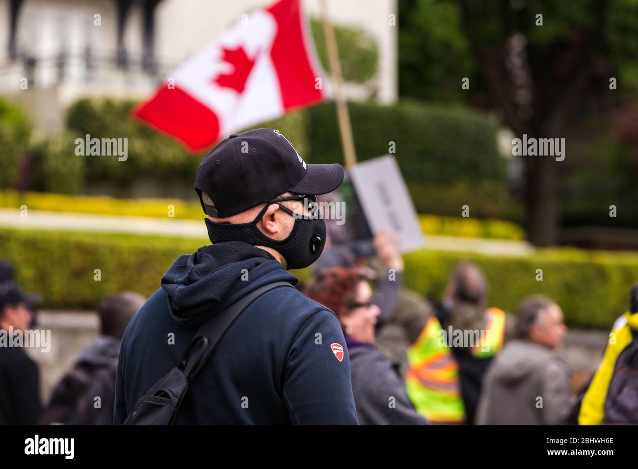 DOWNTOWN VANCOUVER, BC, KANADA - APR 26, 2020: Anti-Lockdown-Demonstranten marschieren in Trotz der Regierung verhängte Quarantäne-Maßnahmen, die ergriffen werden, um zu verlangsamen Stockfoto