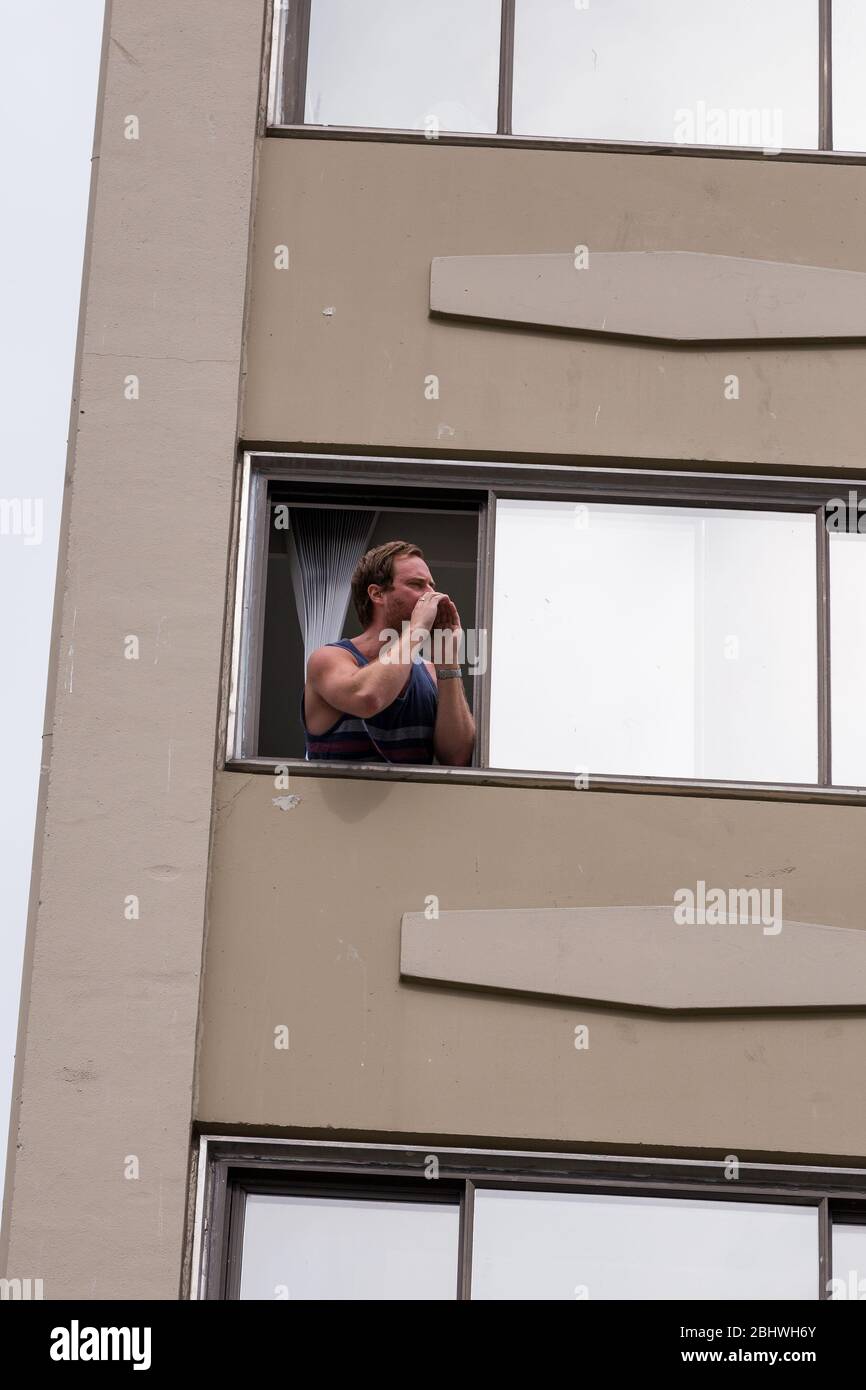 DOWNTOWN VANCOUVER, BC, KANADA - APR 26, 2020: Anti-Lockdown-Demonstranten marschieren entgegen der Regierung verhängt Quarantäne mit Zuschauer heckle Stockfoto